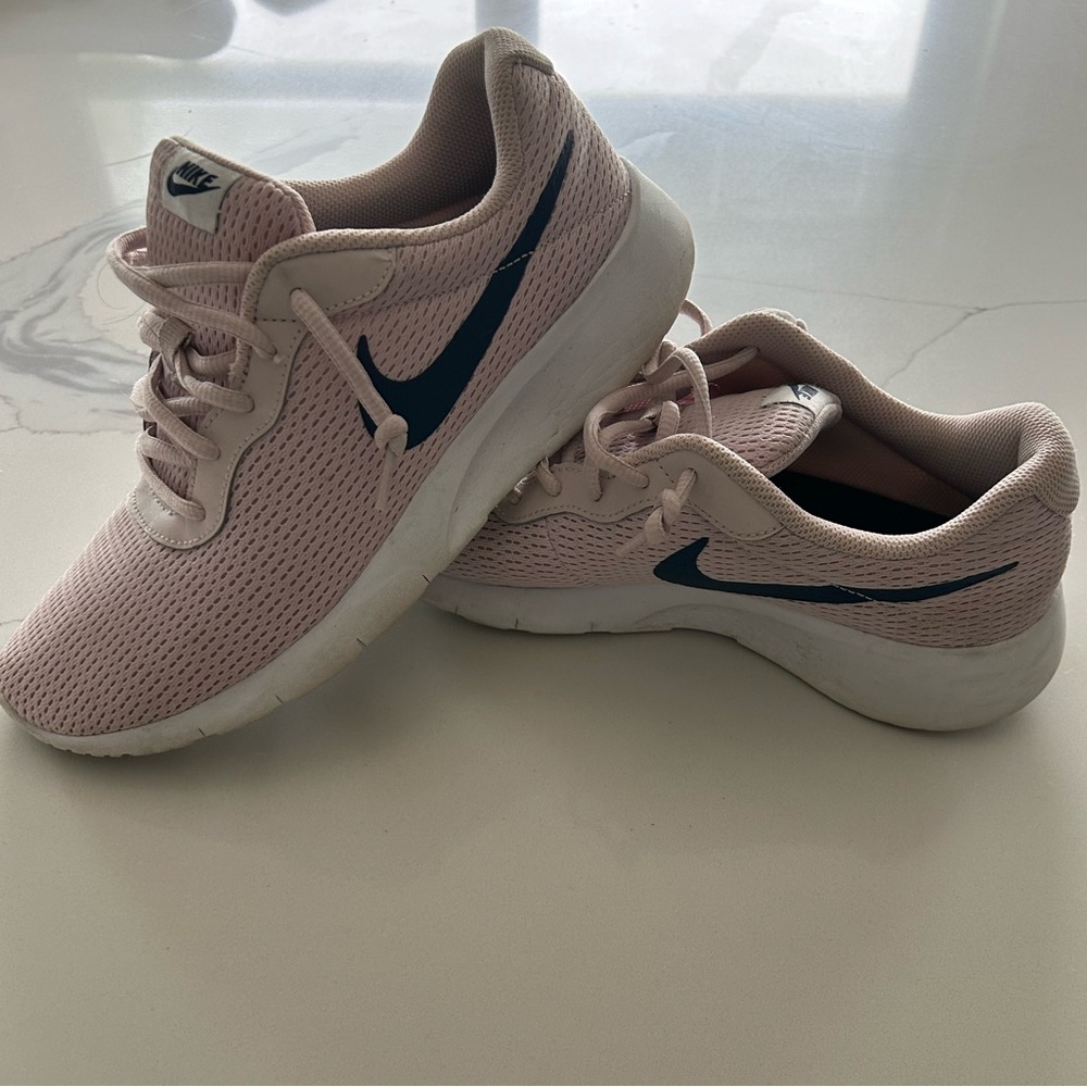 2/$40 Nike Tanjun light blush pink navy blue size youth 7 or women’s 8.5 shoes